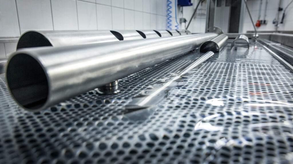 Reinigung eines Vakuumbauteils in einer Länge von 3m in einem  Ultraschallbad.